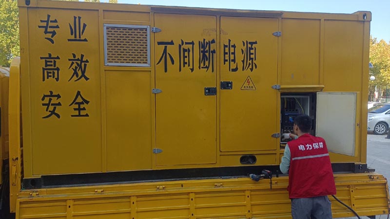 澜沧柴油发电机组和UPS电源配合使用时，如何避免切换过程中的电力中断？